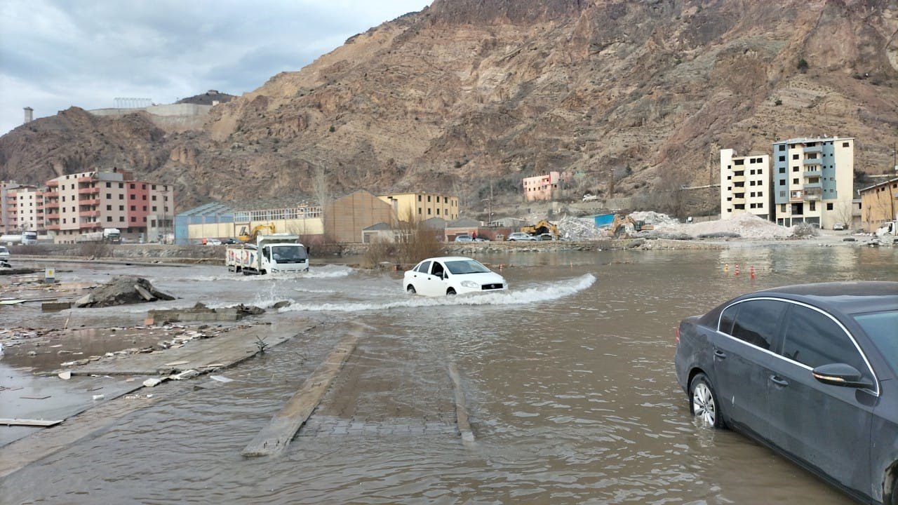 Yusufeli Baraj gölünün suları ilçe merkezine ulaştı