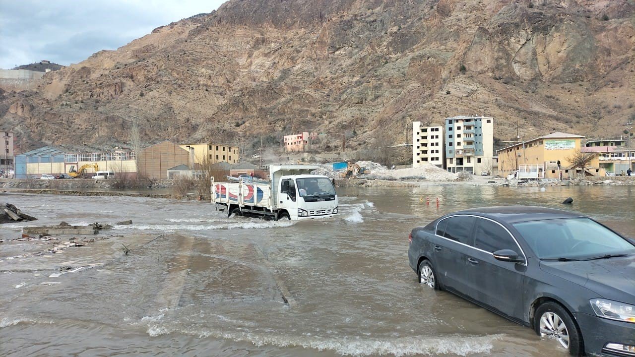 Yusufeli Baraj gölünün suları ilçe merkezine ulaştı