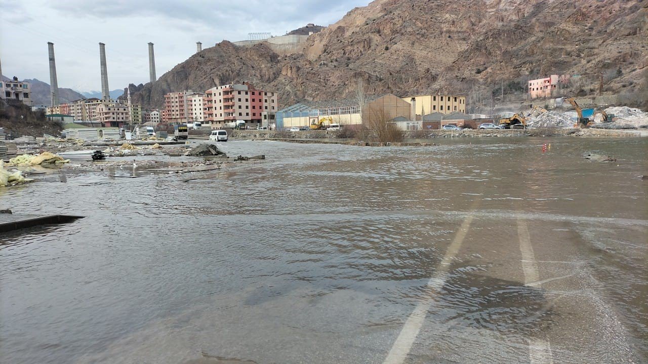 Yusufeli Baraj gölünün suları ilçe merkezine ulaştı