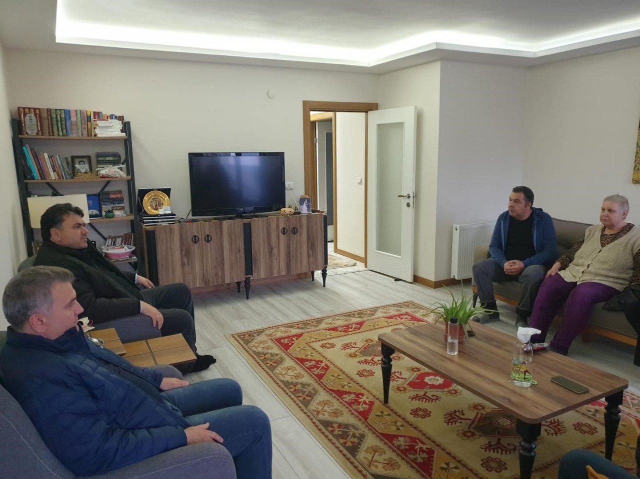 Havran’da depremzede aileleri ziyaret ettiler