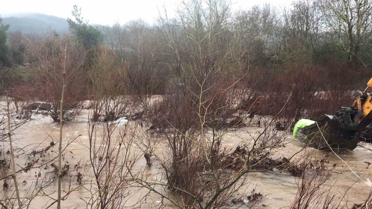 Derede akıntıya kapılan araçtan canlı çıktı, boğularak can verdi