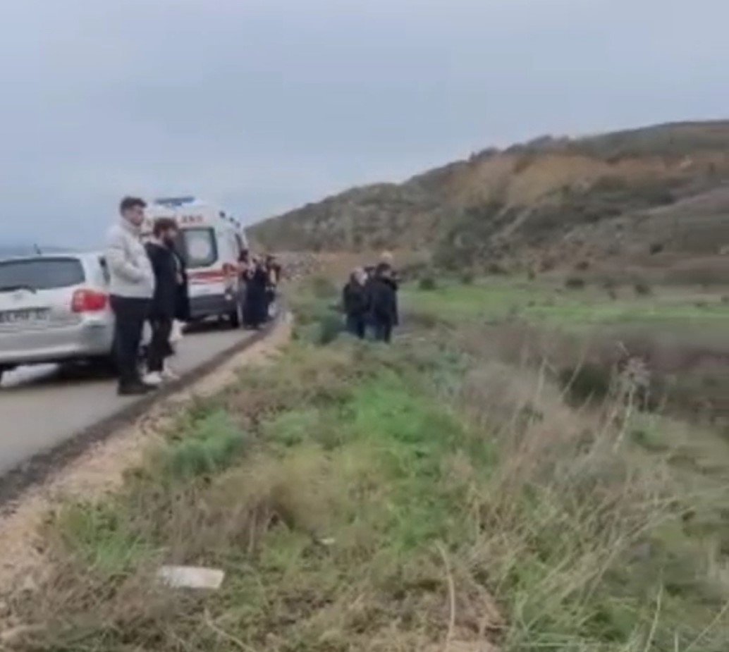 Bandırma’da trafik kazası: Araç tarlaya uçtu, 2 kişi yaralandı