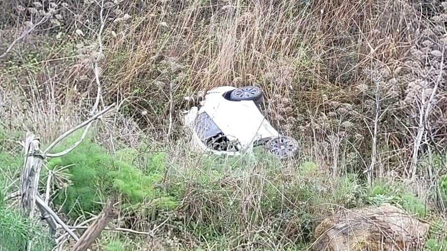 Bandırma’da trafik kazası: Araç tarlaya uçtu, 2 kişi yaralandı