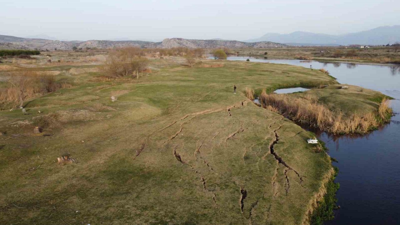 Hemite Kalesi’nin eteğindeki fay kırıkları dikkat çekti
