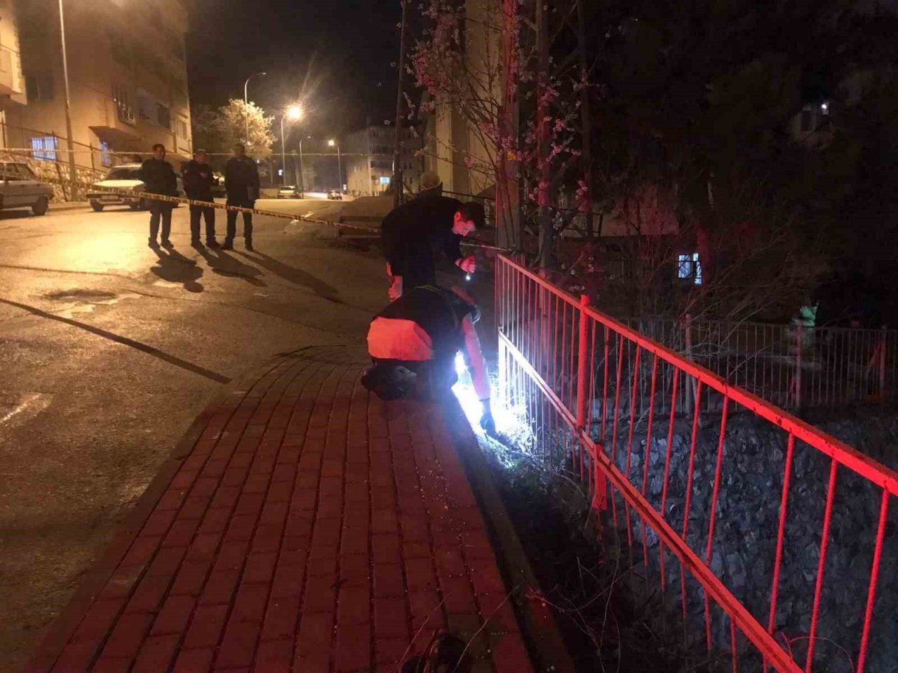 Boşandığı eşi ve erkek arkadaşını bacaklarından vurdu