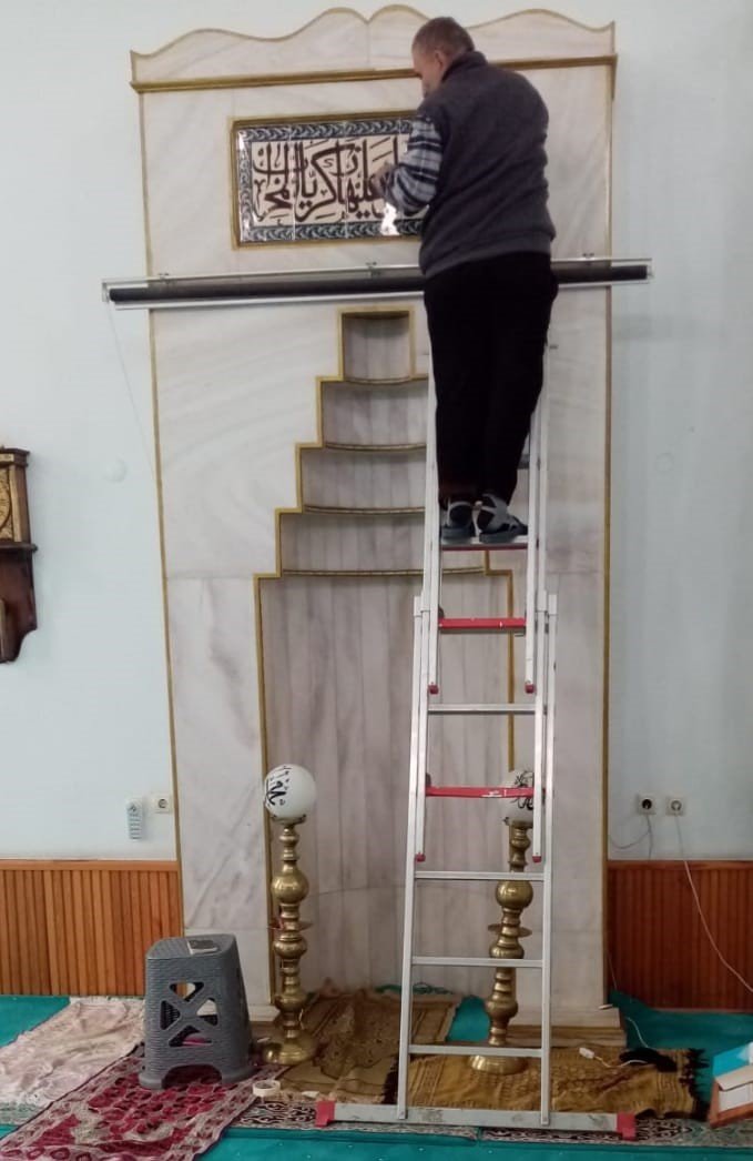 Burhaniye’de camiyi güzelleştirmek için imece yaptılar