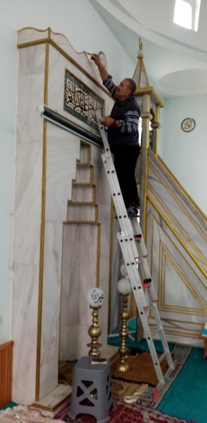 Burhaniye’de camiyi güzelleştirmek için imece yaptılar