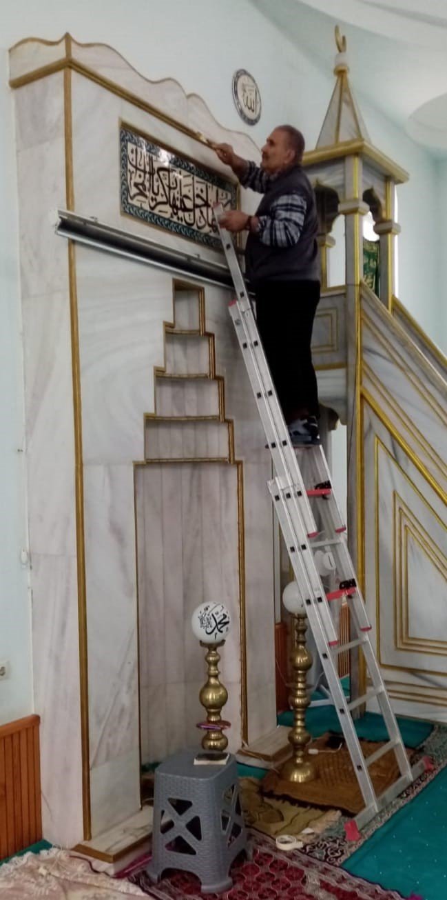 Burhaniye’de camiyi güzelleştirmek için imece yaptılar