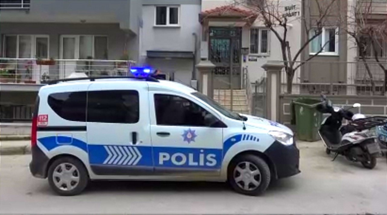 Kardeşini karnından bıçakladı