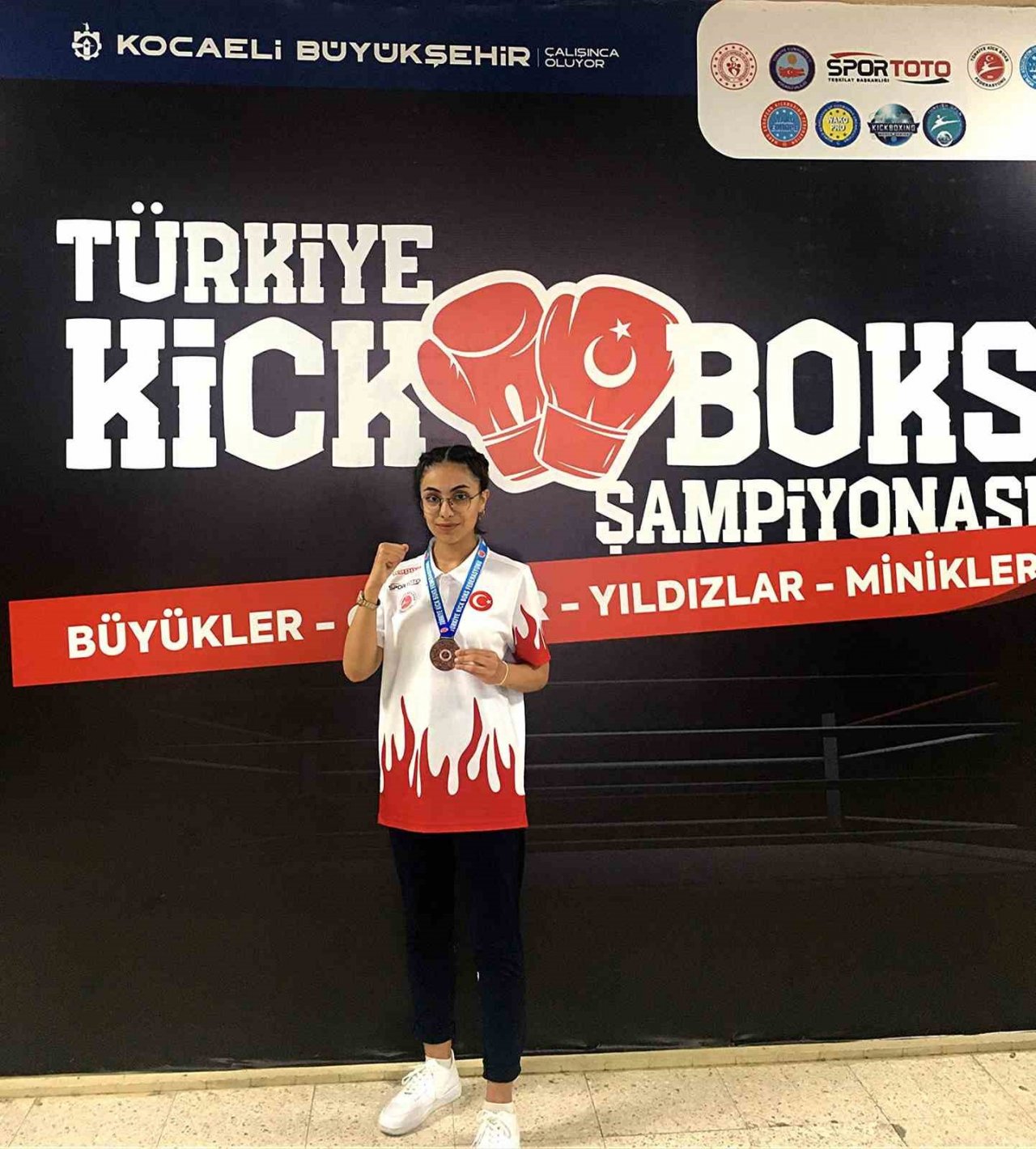 Dünya şampiyonu depremzede Esma Yıldız, ihtiyaç sahiplerinin yardımlarına koşuyor