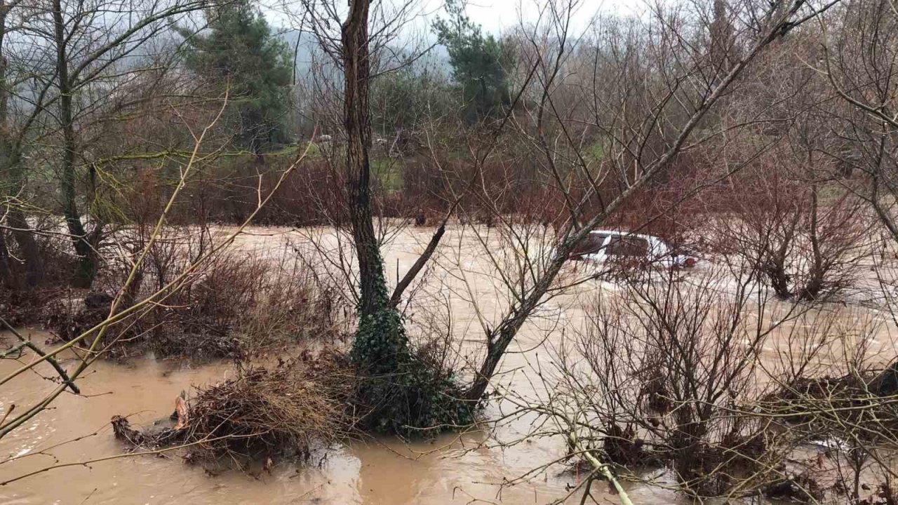 Derede akıntıya kapılan araçtan canlı çıktı, boğularak can verdi