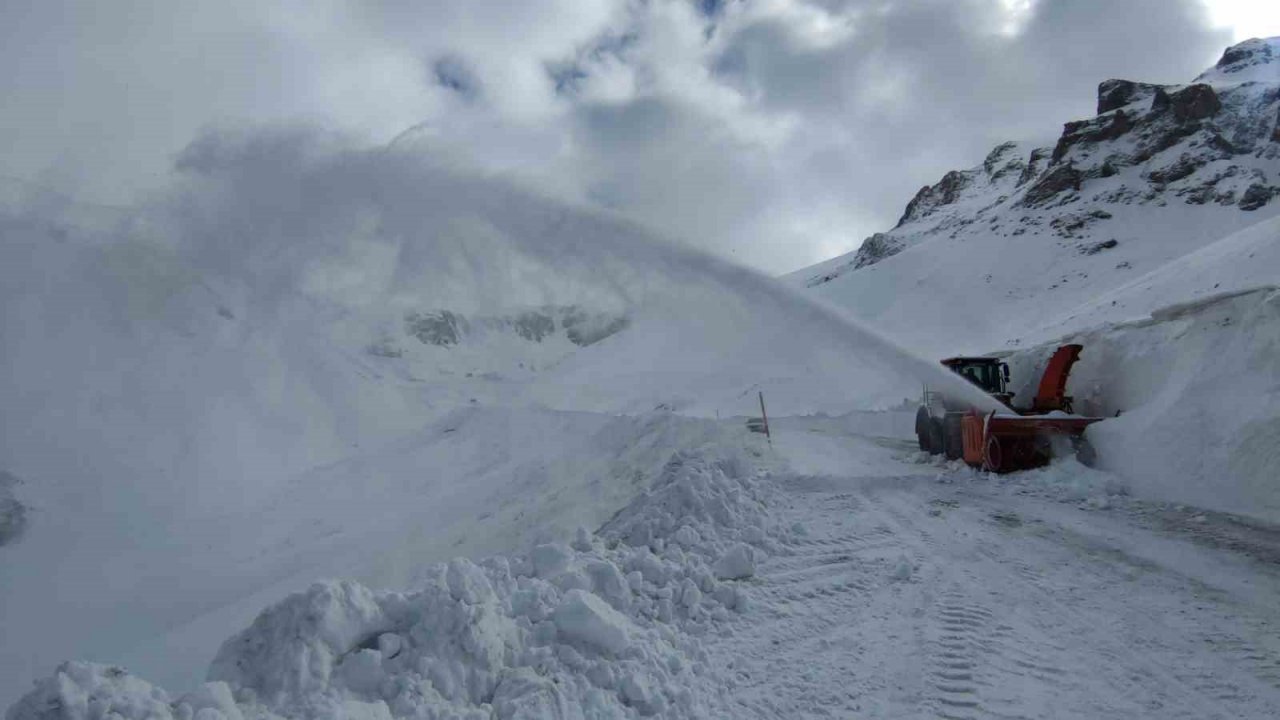 Türkiye’nin büyük bir bölümü ilkbaharı karşılarken Van’da karla mücadele sürüyor