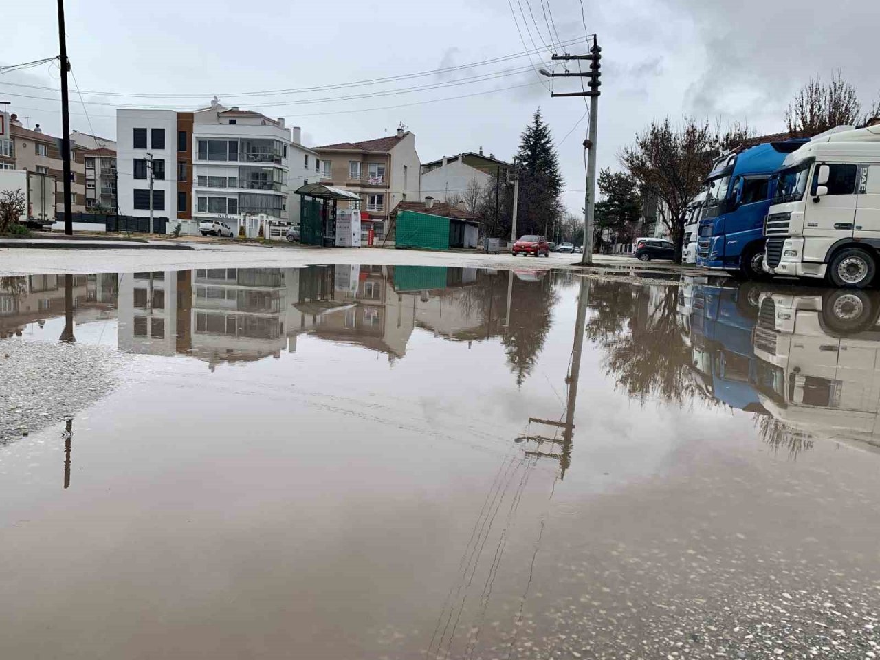 Eskişehir’de ara sokaklar göle döndü