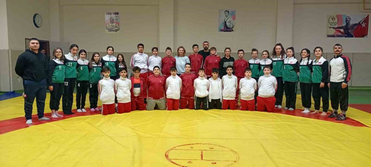 Okul sporlarında güreş müsabakaları sona erdi