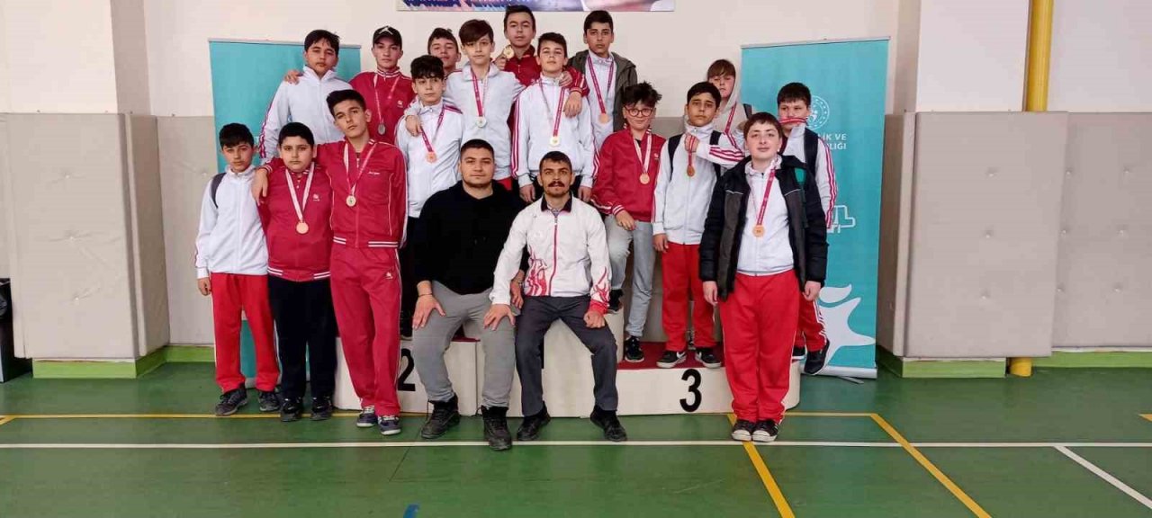 Okul sporlarında güreş müsabakaları sona erdi