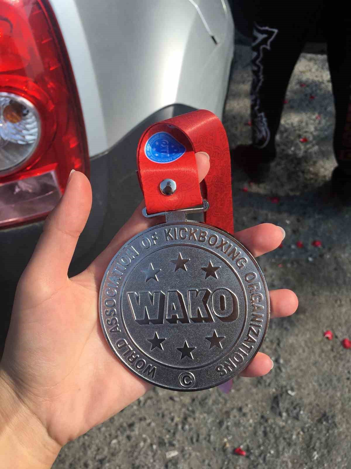 Dünya şampiyonu depremzede Esma Yıldız, ihtiyaç sahiplerinin yardımlarına koşuyor