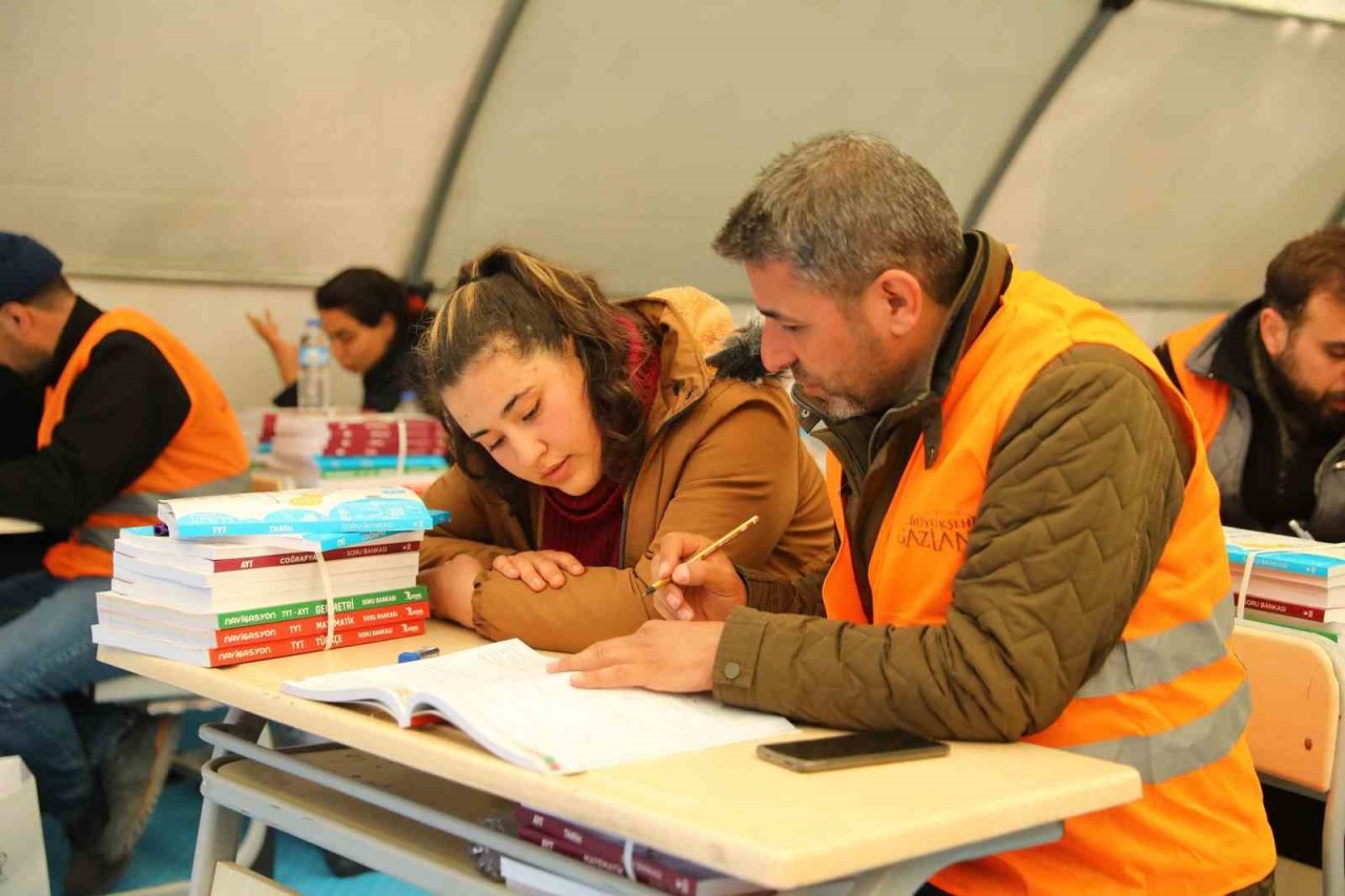 Gaziantep’te depremzede öğrencilere maddi destek