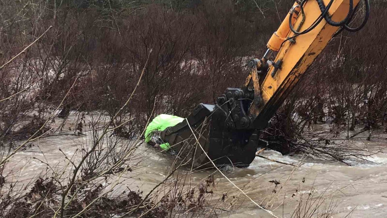 Derede akıntıya kapılan araçtan canlı çıktı, boğularak can verdi