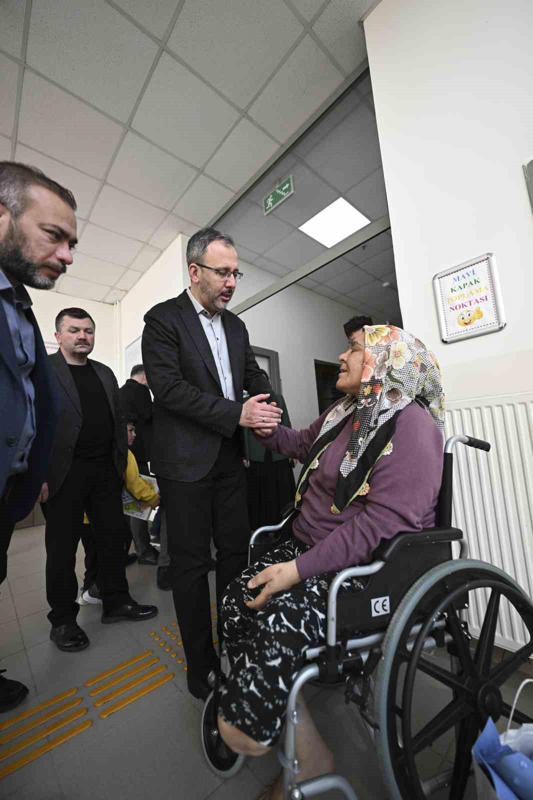 Bakan Kasapoğlu, GSB yurdundaki bebek sevincine ortak oldu