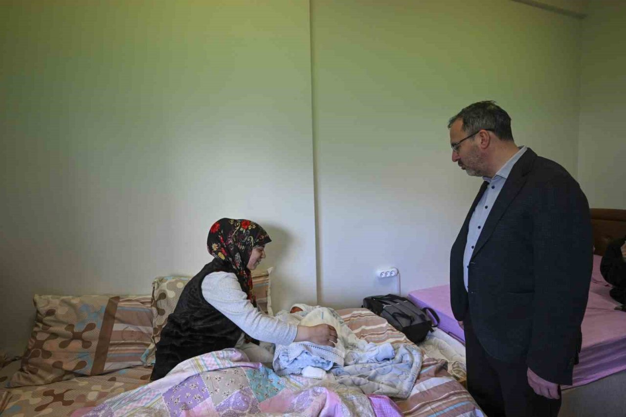 Bakan Kasapoğlu, GSB yurdundaki bebek sevincine ortak oldu