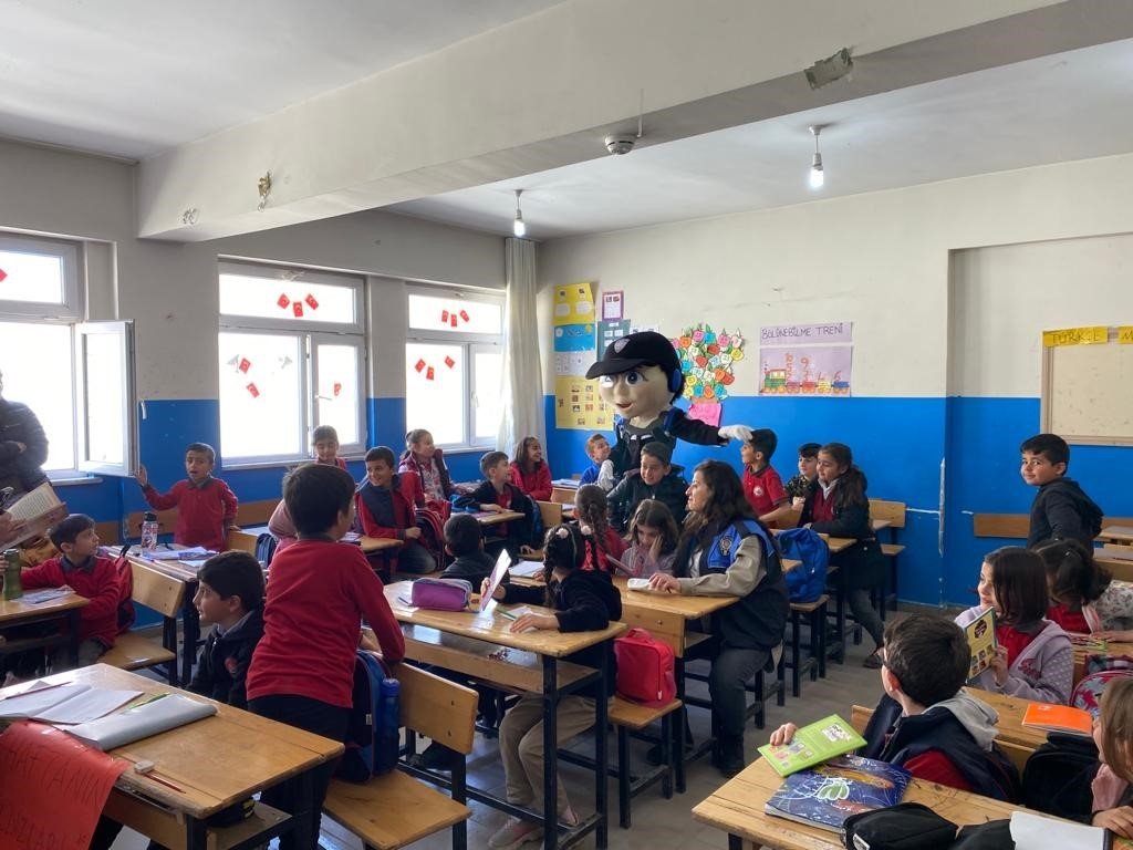 Hakkari polisinden kitap okuma etkinliği