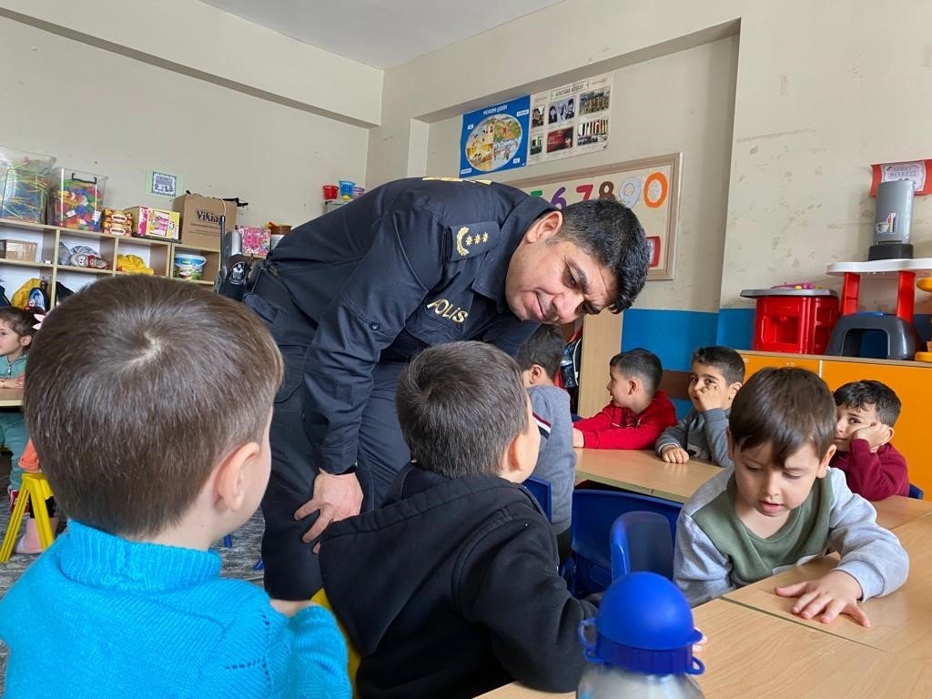 Hakkari polisinden kitap okuma etkinliği