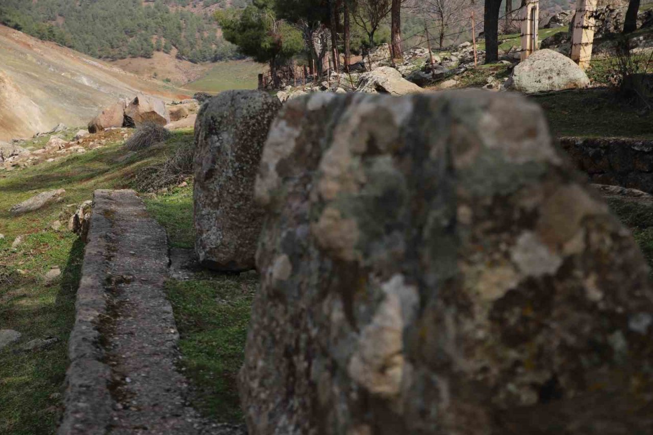Hitit heykelleri depremden hasarsız kurtuldu