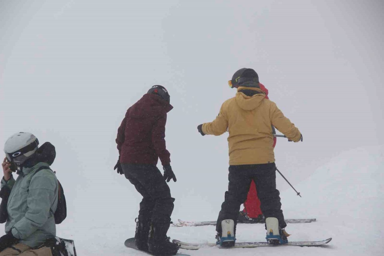 Kartalkaya’da tatilciler kar yağışı eşliğinde kayak yaptı