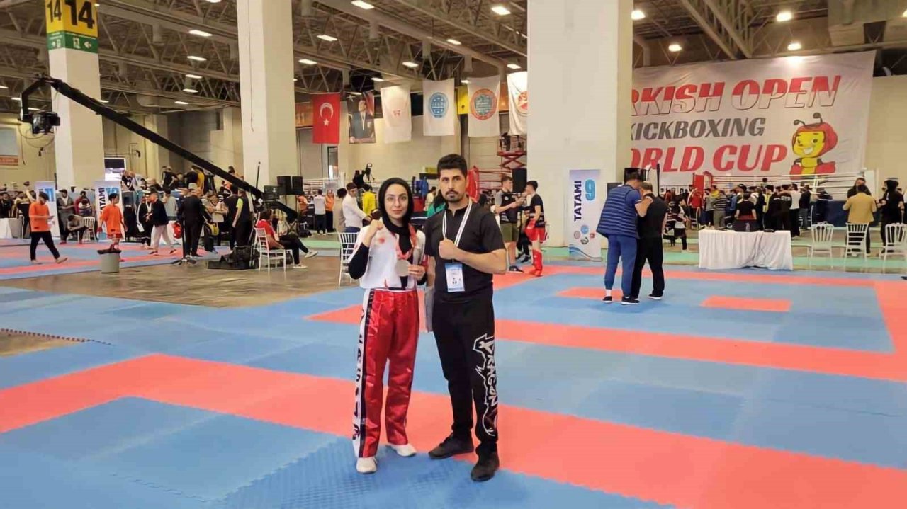 Dünya şampiyonu depremzede Esma Yıldız, ihtiyaç sahiplerinin yardımlarına koşuyor