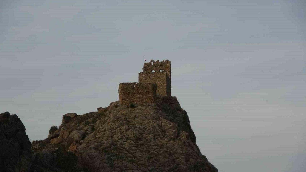 Hemite Kalesi’nin eteğindeki fay kırıkları dikkat çekti