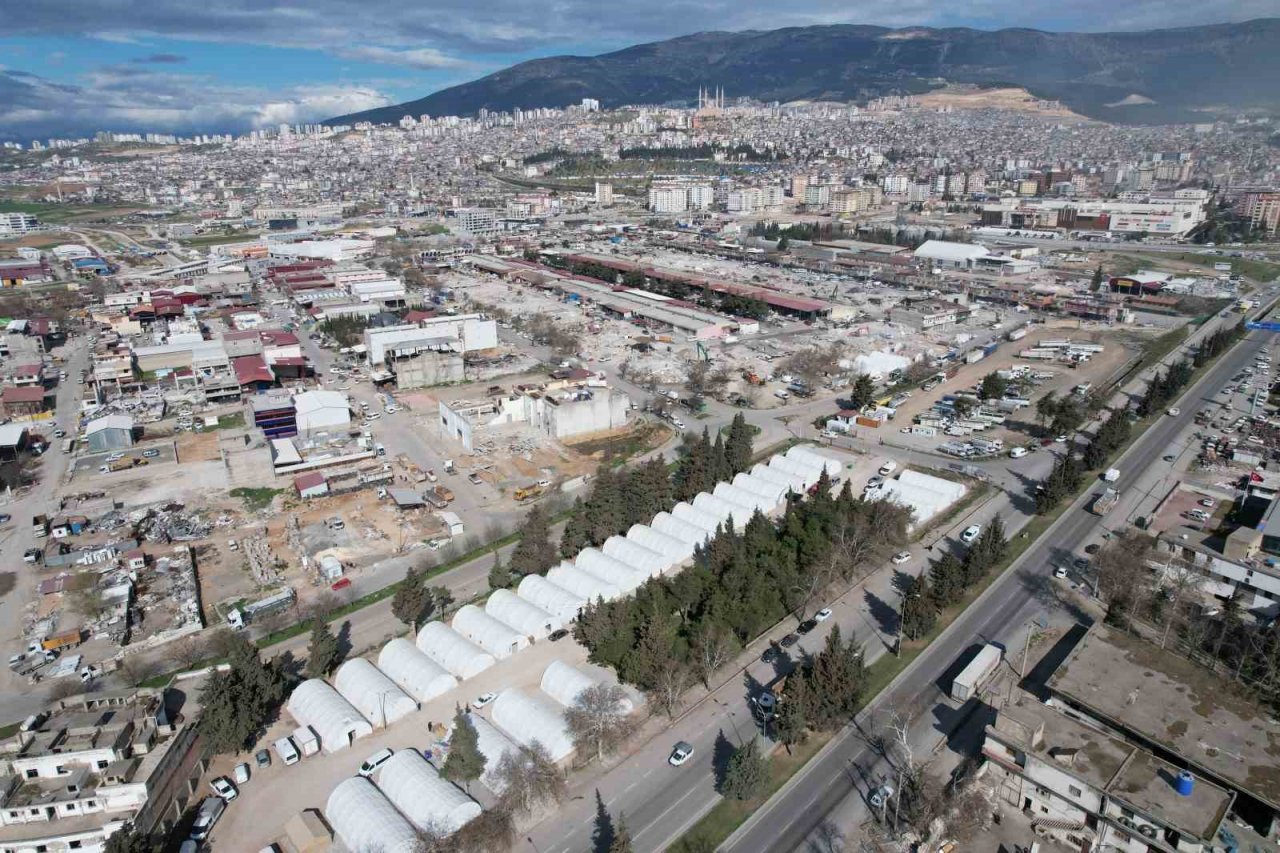 Depremde yıkılan Toptancılar Sitesi, çadırlarda hizmet vermeye başladı