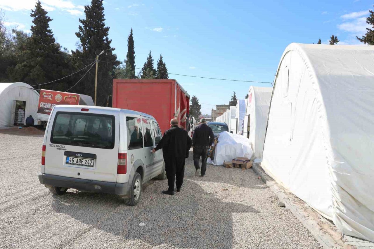 Depremde yıkılan Toptancılar Sitesi, çadırlarda hizmet vermeye başladı