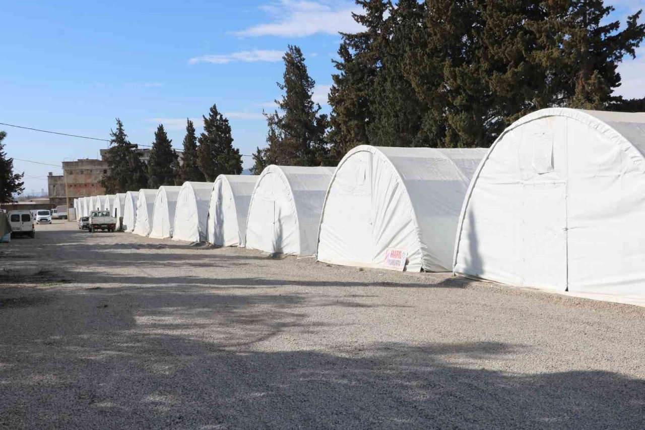 Depremde yıkılan Toptancılar Sitesi, çadırlarda hizmet vermeye başladı