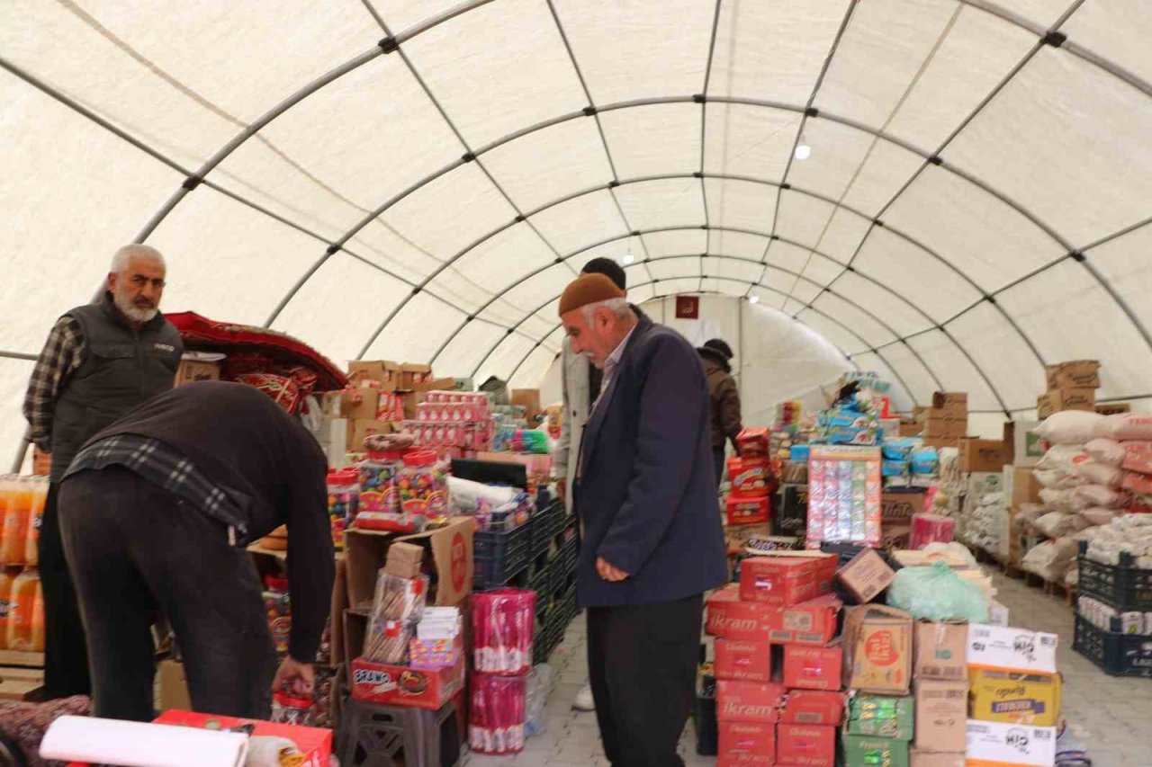 Depremde yıkılan Toptancılar Sitesi, çadırlarda hizmet vermeye başladı