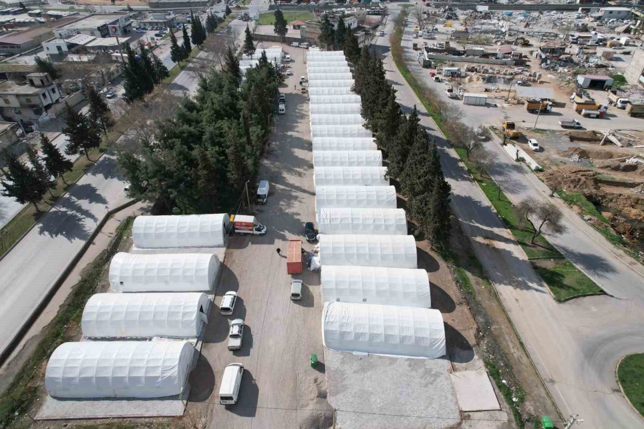 Depremde yıkılan Toptancılar Sitesi, çadırlarda hizmet vermeye başladı