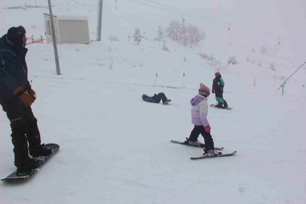 Kartalkaya’da tatilciler kar yağışı eşliğinde kayak yaptı