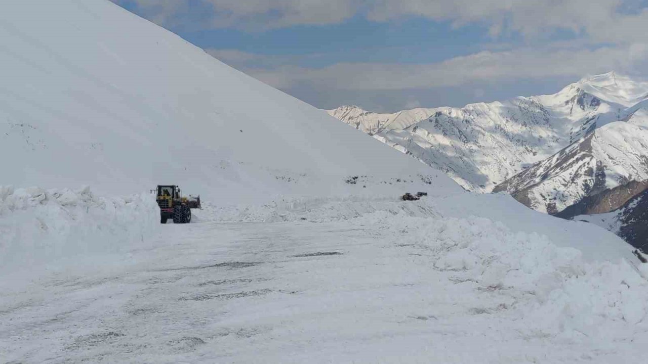 Türkiye’nin büyük bir bölümü ilkbaharı karşılarken Van’da karla mücadele sürüyor
