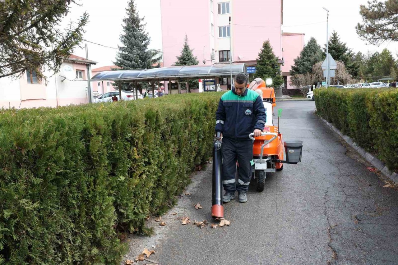Büyükşehir, parkları yüzde yüz yerli ve elektrikli süpürge makinesi ile süpürecek