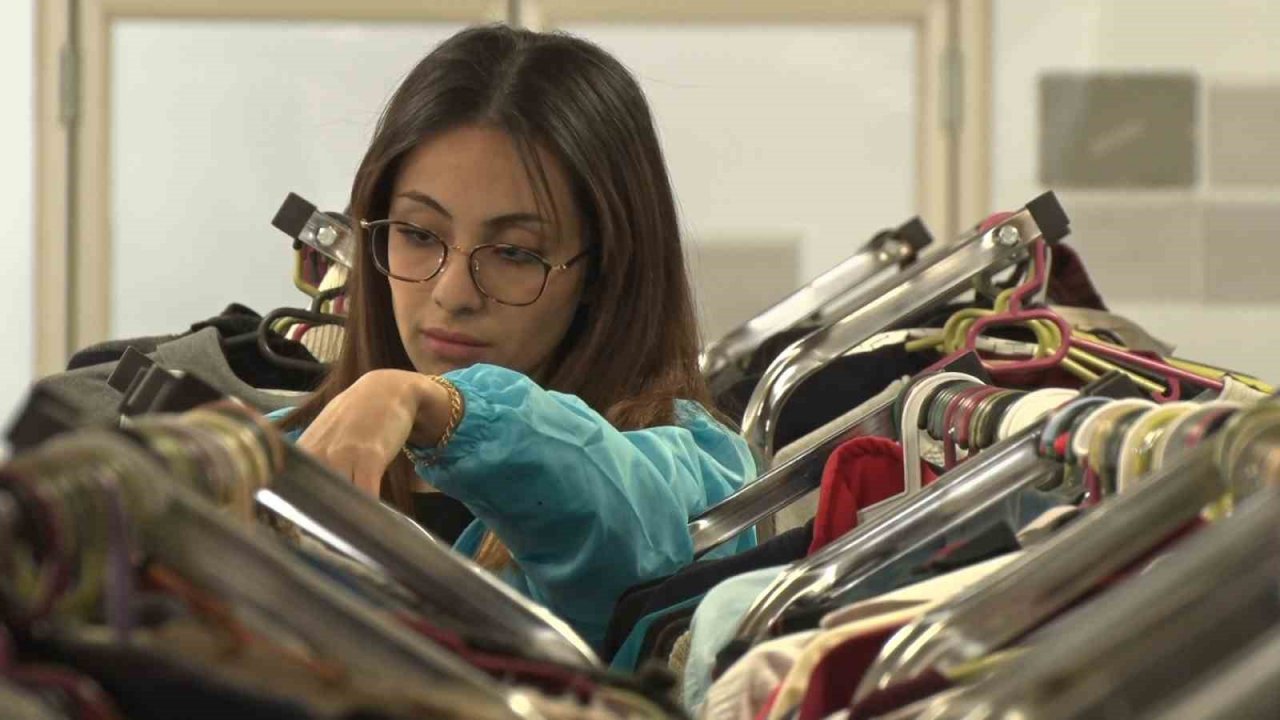 Dünya şampiyonu depremzede Esma Yıldız, ihtiyaç sahiplerinin yardımlarına koşuyor