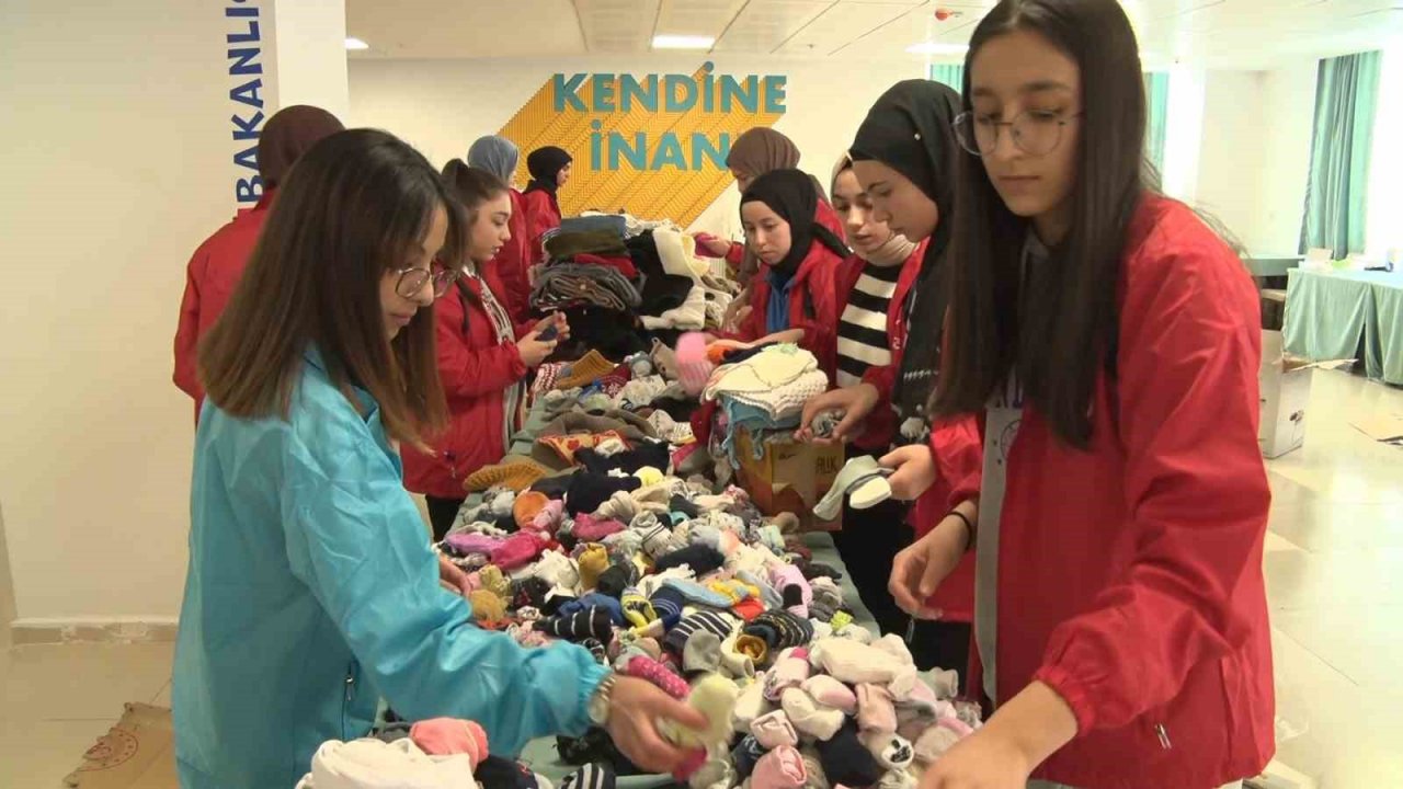 Dünya şampiyonu depremzede Esma Yıldız, ihtiyaç sahiplerinin yardımlarına koşuyor