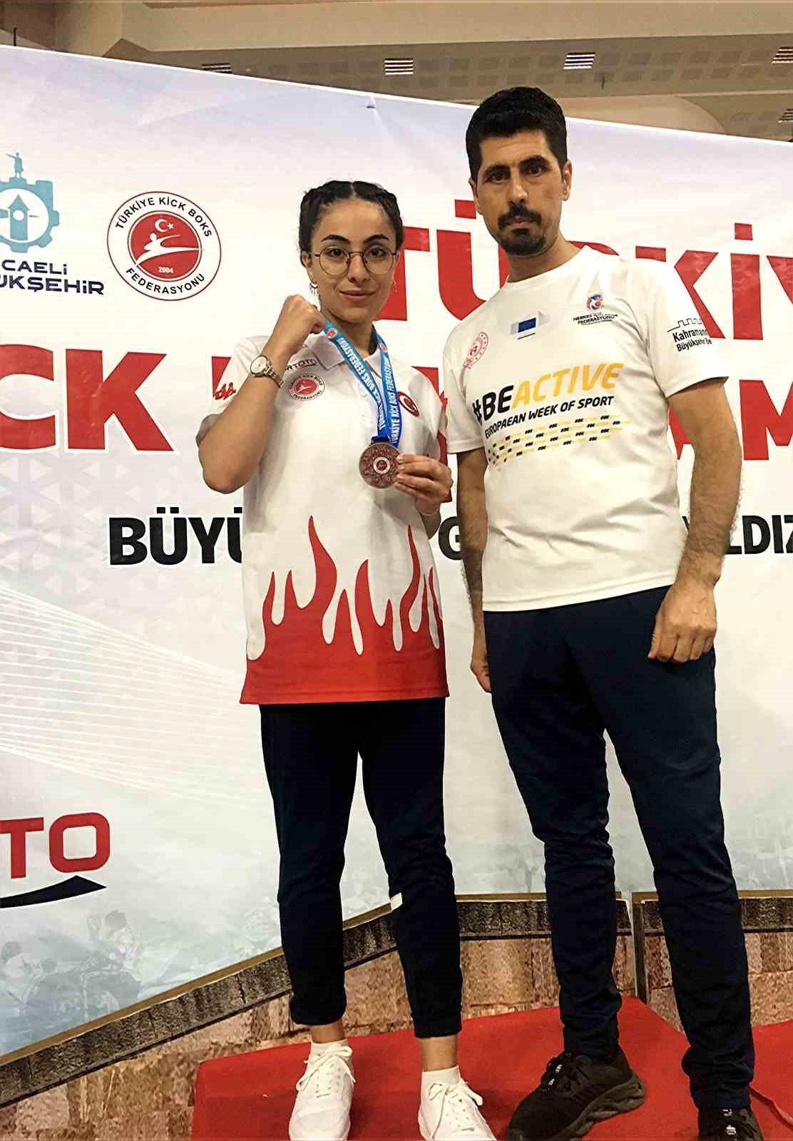 Dünya şampiyonu depremzede Esma Yıldız, ihtiyaç sahiplerinin yardımlarına koşuyor