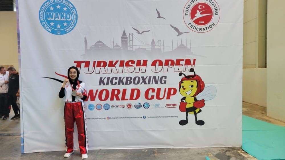 Dünya şampiyonu depremzede Esma Yıldız, ihtiyaç sahiplerinin yardımlarına koşuyor