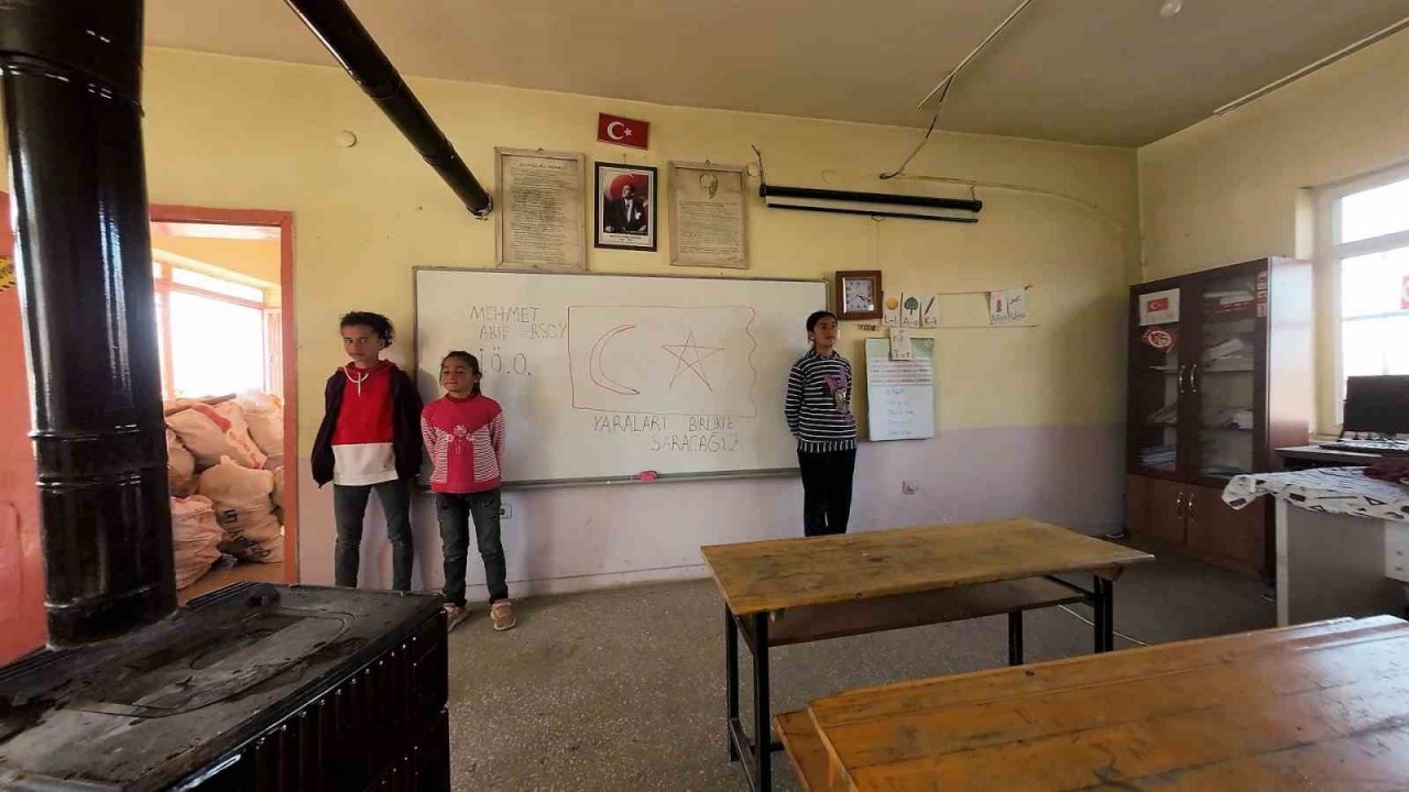 Malatyalı depremzedeler İstiklal Marşı’yla birlik mesajı verdi