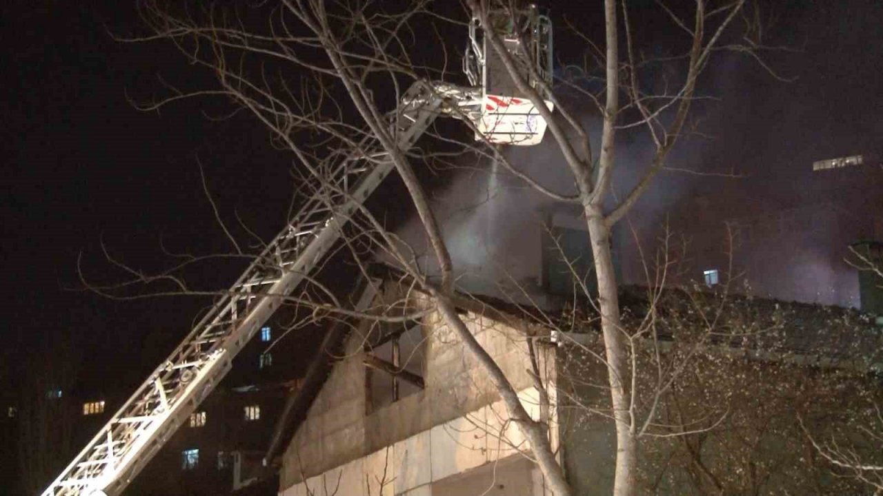 Maltepe’de 3 katlı binanın çatısında korkutan yangın