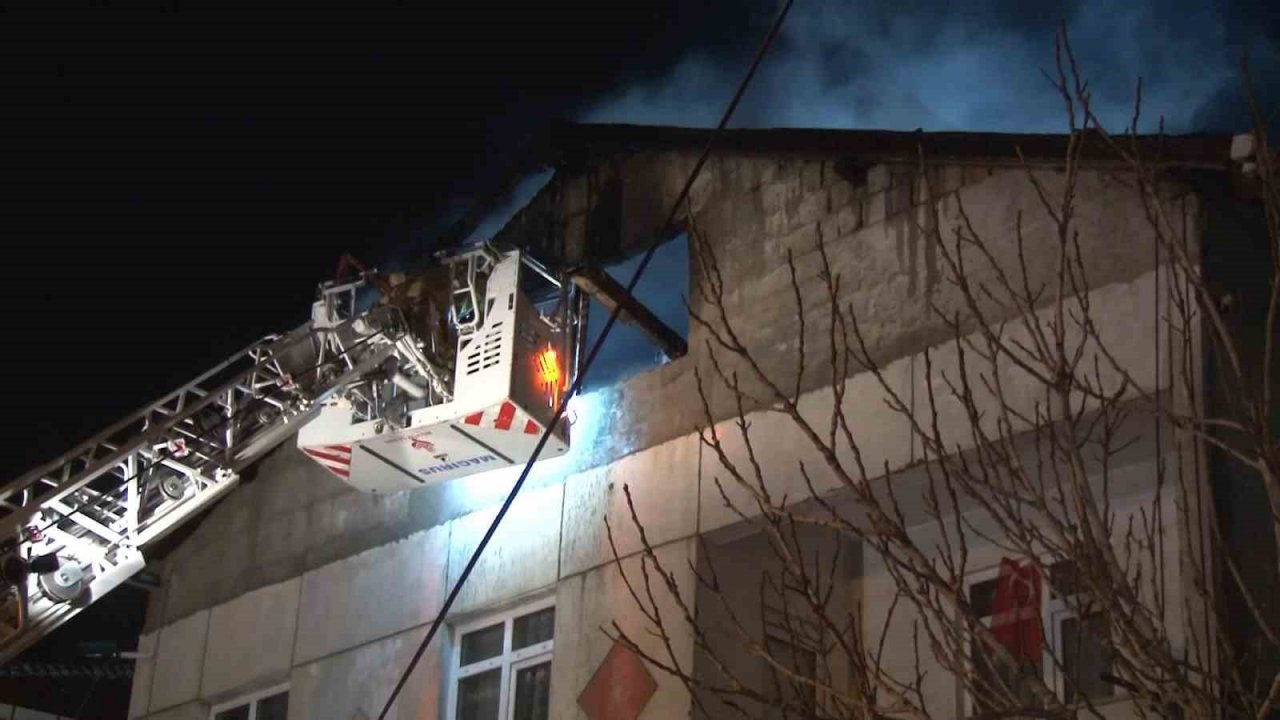 Maltepe’de 3 katlı binanın çatısında korkutan yangın