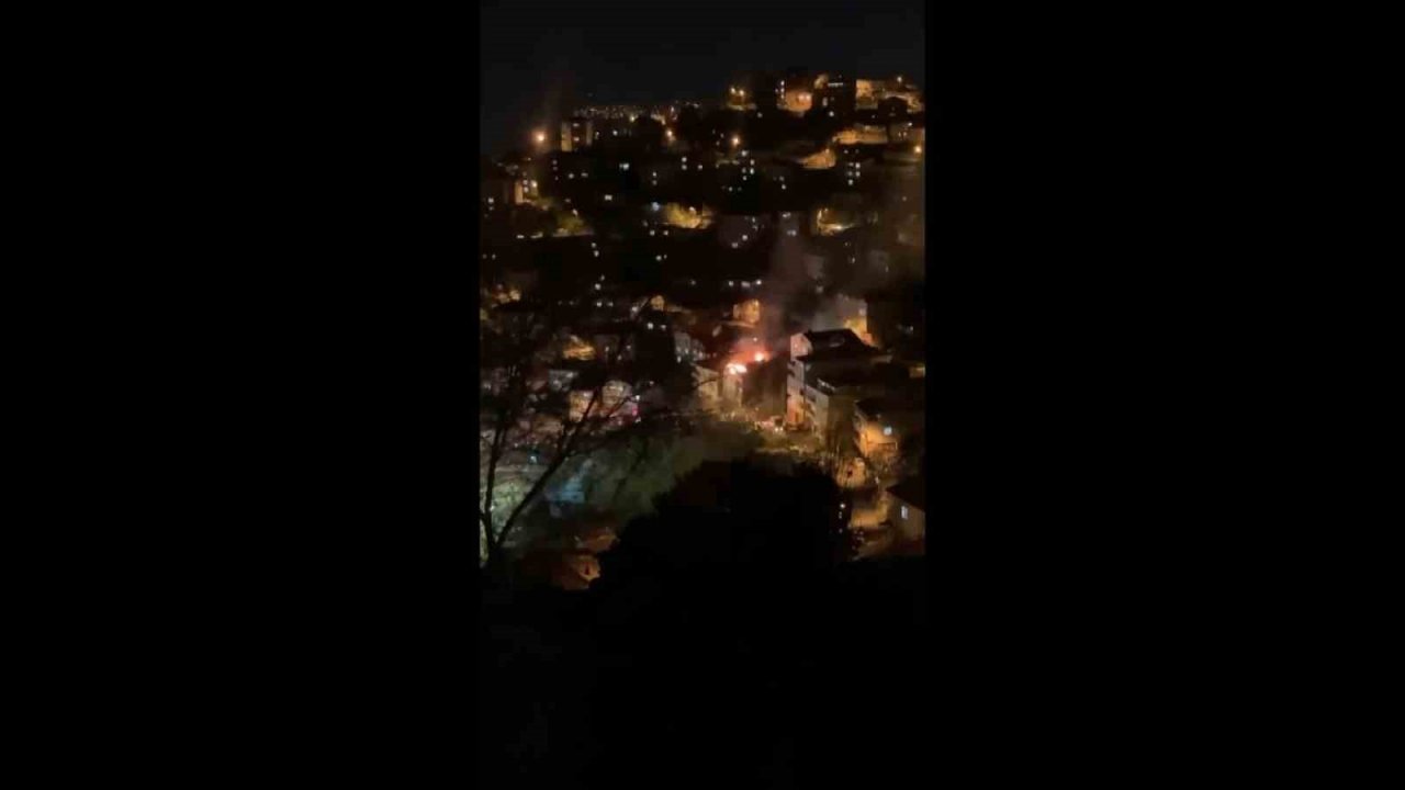 Maltepe’de 3 katlı binanın çatısında korkutan yangın