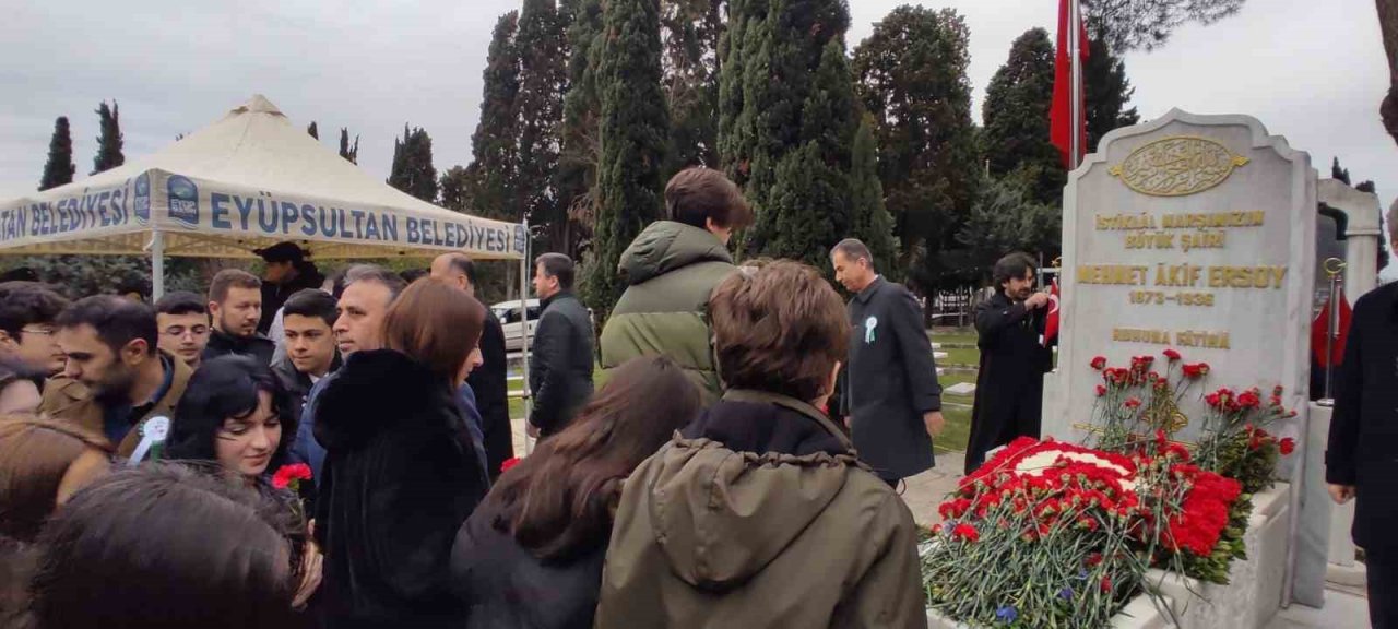 İstiklal Marşı’nın kabulünün 102’nci yıl dönümünde Mehmet Akif Ersoy anıldı