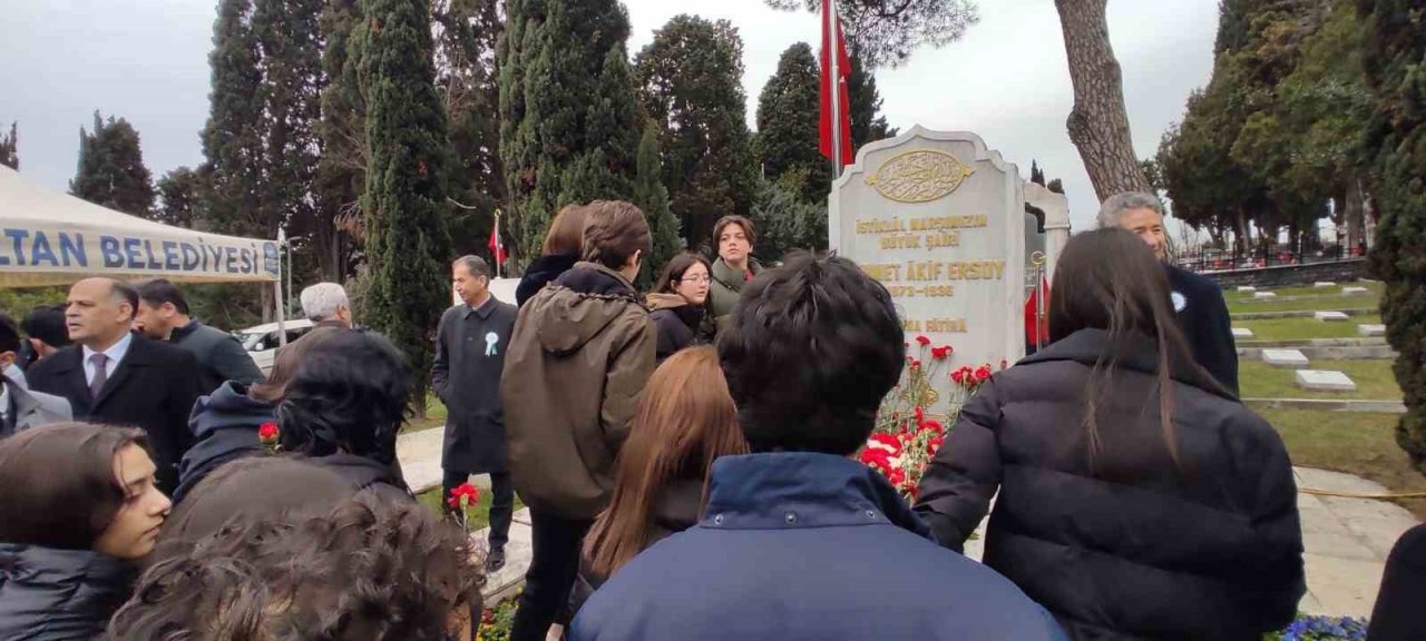 İstiklal Marşı’nın kabulünün 102’nci yıl dönümünde Mehmet Akif Ersoy anıldı