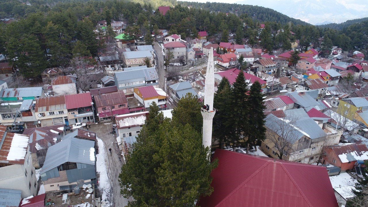 Ağır hasarlı cami minaresi kontrollü olarak yıkıldı