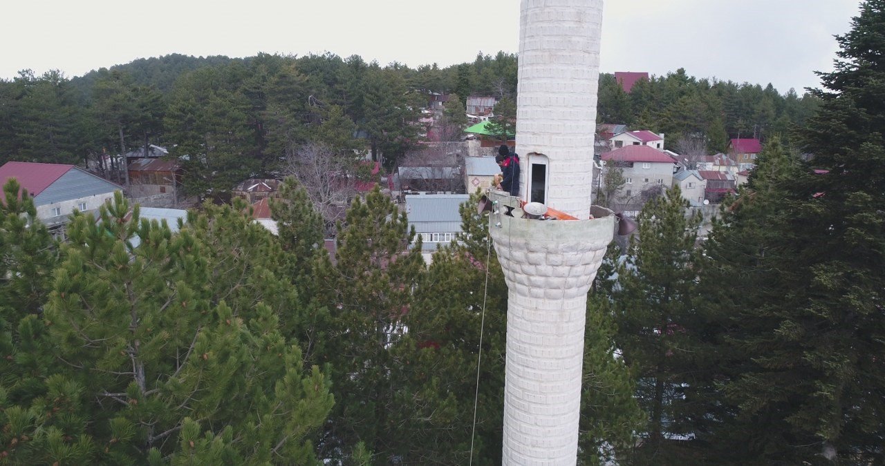 Ağır hasarlı cami minaresi kontrollü olarak yıkıldı